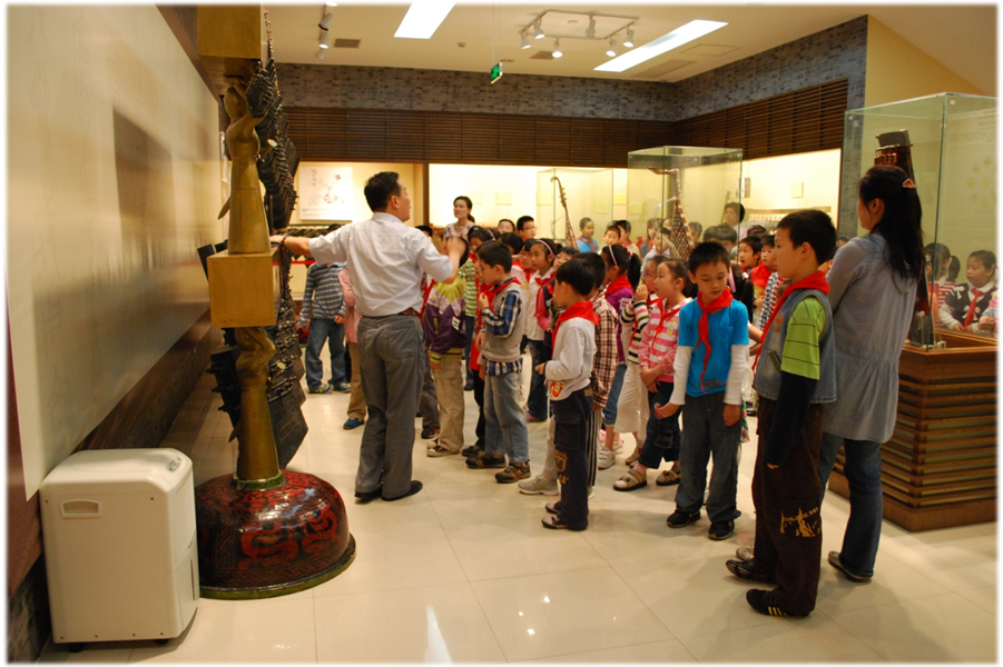 3 中小学生参观博物馆.png