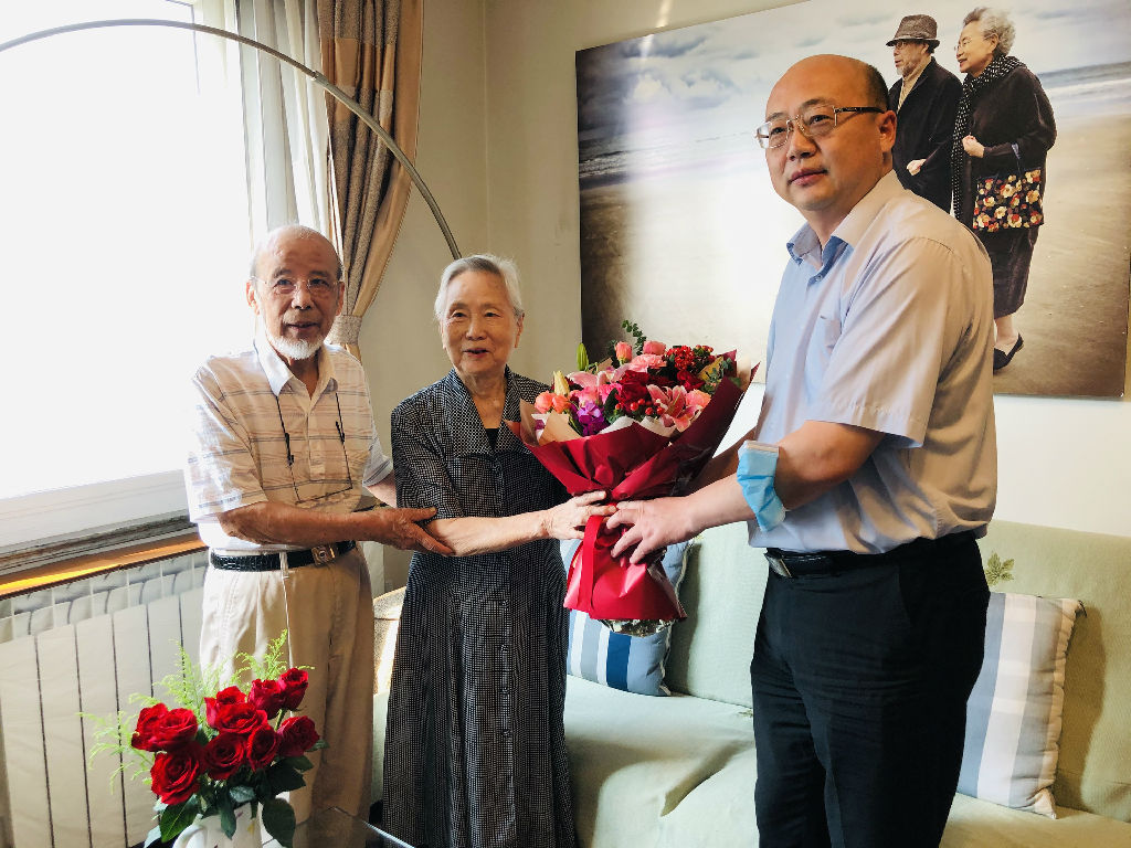 图为校党委书记徐旭走访慰问惠玲老同志