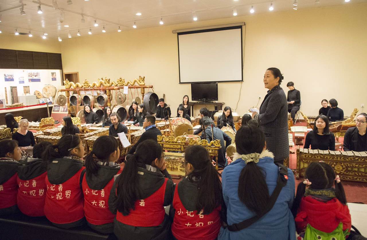 萧梅教授主持音乐会.jpg